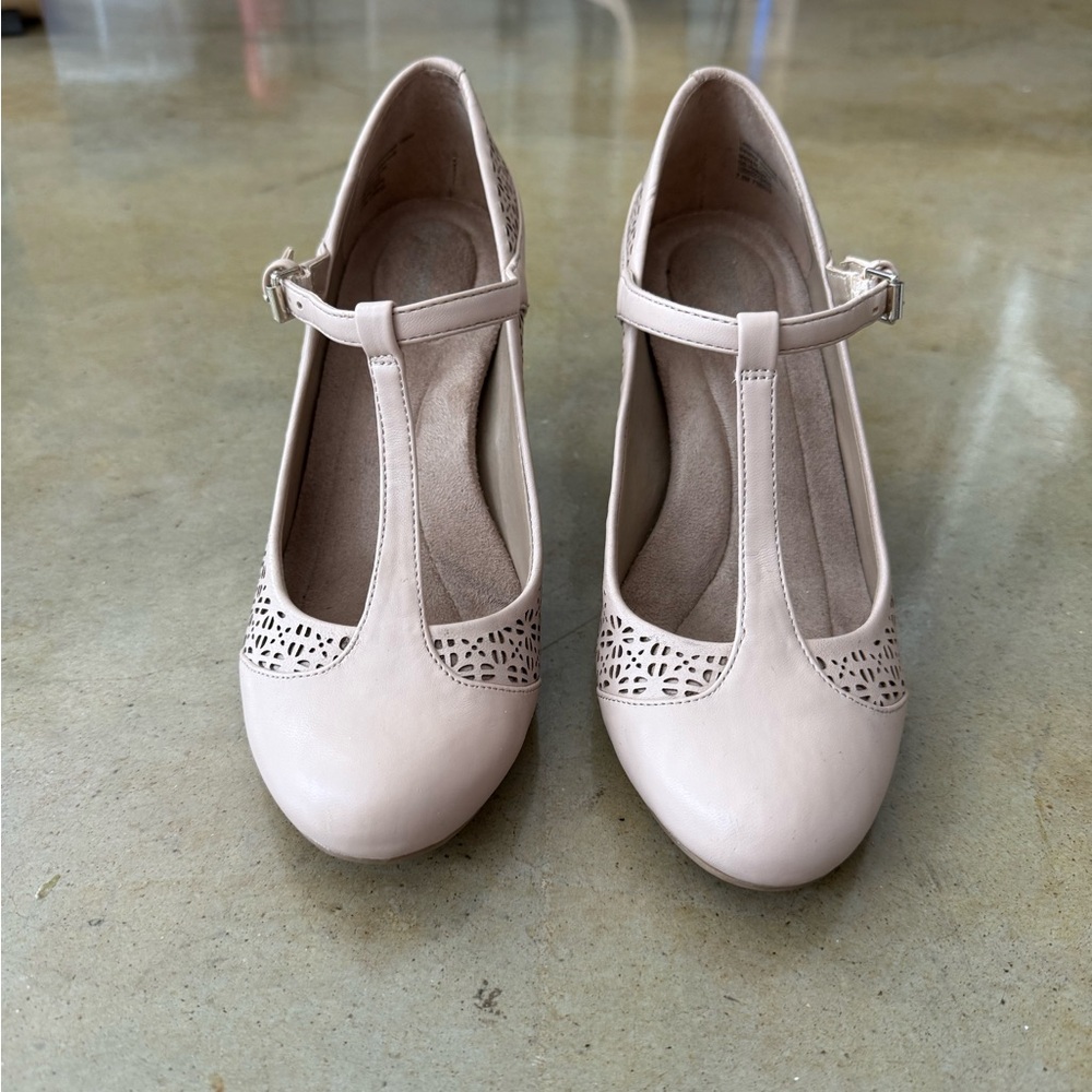 Giani Bernini Cream Heels with Vintage-Inspired Design